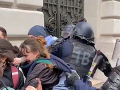 VIDEO Protest vo Francúzsku: Klimatickí aktivisti obsadili parížske sídlo investičnej spoločnosti