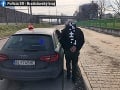 FOTO Vodič so zákazom šoférovať mal v Bratislave jazdiť po chodníkoch: Je po ňom vyhlásené pátranie