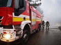 Rušná noc hasičov v Žiline, požiar odpadových kontajnerov poškodil šesť áut