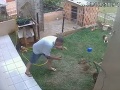VIDEO Toto doma nikdy neskúšajte! Muž chcel vykynožiť šváby na svojej záhrade, katastrofický záver