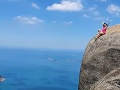 Šialené FOTO, pri pohľade na ne budete mať závrat: Turistku delili od smrti len centimetre!
