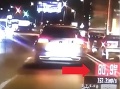 Policajti ukázali VIDEO arogantnej jazdy: Vodič v Bratislave predbiehal nebezpečne, desivé odhalenie