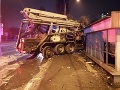 FOTO Hrozivá nehoda v Košiciach: Nákladiak po zrážke s osobným autom skončil v zastávke MHD