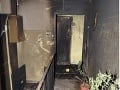 FOTO Polícia obvinila dvojicu mužov: Mali zapáliť dvere na byte v Novom Meste nad Váhom