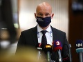 Zmeny pri obedoch a vlakoch zadarmo sú na debatu v koalícii, tvrdí minister Gröhling