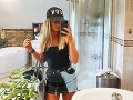 Kráska zverejnila SELFIE z kúpeľne: Až keď ju zverejnila, si všimla, že jej priateľ akurát... no fuj!