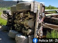 FOTO Nehoda v Podbieli: Prevrátené nákladné auto zablokovalo železničnú trať, dopravu museli zastaviť