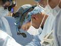 KORONAVÍRUS Unikátna operácia v USA: Chirurgovia transplantovali pľúca u pacientky s COVID-19