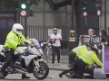 VIDEO Protestujúci skočil pod auto britského premiéra Johnsona