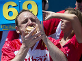 Tohto sú schopní len Američania! Muž (36) vytvoril rekord v jedení hotdogov, to číslo je desivé