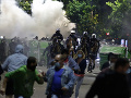 Polícia rozohnala demonštrantov, ktorí vtrhli do budovy parlamentu