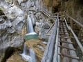 Tragická nehoda v Rakúsku: Turistov zavalili skaly! Treťou obeťou je Slovák (†30)
