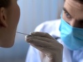 Dievčinu niekoľko dní svrbelo v hrdle: Keď sa jej do neho pozrel lekár, skoro spadol z nôh