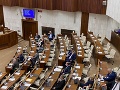 Napätie v parlamente! Týchto 18 koaličných poslancov porušilo dohodu: Hlasovanie s Kotlebom
