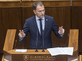 Koalícia neplánuje otvárať tému podmienky vzdelania pri volených funkciách