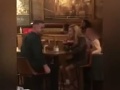 VIDEO Dvojica si užívala romantické rande, keď vtom prišiel trápny moment: Chcel som sa prepadnúť pod zem!