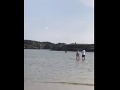 VIDEO Turistka sa bola prejsť po pláži, ten pohľad na more ju zabil: Pozrite, čo z neho vylieza!