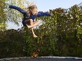 Pár prinútil dievča za trest skákať na trampolíne: Zomrelo