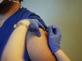 Ďalší problém pri vývoji vakcíny proti KORONAVÍRUSU: Zomrela jedna testovaná osoba
