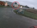 VIDEO vražedného manévru! Vodič mikrobusu si to struhol cez plnú čiaru, k tragédii veľa nechýbalo