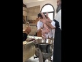VIDEO Šokujúce praktiky kňaza pri krste bábätka: Všetci sme kričali, aby prestal!