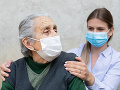KORONAVÍRUS Analytici opäť nespokojne krútia hlavou: Seniori nad 80 rokov sú podľa ich dát štátu ukradnutí