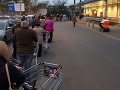 Česi kvôli novému nariadeniu vyčkávali v radoch pred obchodmi: Ženy s kočíkmi bez vozíkov vyhadzovali?!