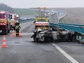 FOTO Dráma na R1 pri Nitre: BMW zhorelo do tla! Ťažko zranený muž bojuje o život