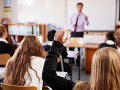 Horor na strednej škole: Učiteľ sexuálne zneužíval študentov! Za dotyky im sľúbil lepšiu známku