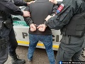 KORONAVÍRUS Neuveriteľné konanie opitého muža: Zámerne sa snažil infikovať policajtov