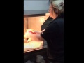 VIDEO Vrchol hnusu vo fastfoode! Keď uvidíte, čo spravila zamestnankyňa predtým, než predala hranolky
