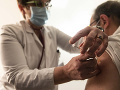 KORONAVÍRUS Francúzi do 55 rokov zaočkovaní AstraZenecou dostanú druhú dávku inej vakcíny