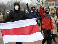 Bieloruskí demonštranti vytvorili ľudskú reťaz: Polícia viac ako 100 z nich zadržala