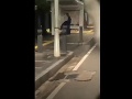 VIDEO Neuveriteľné! Dvojica sa spustila a oddala sa orálu na zastávke, keď čakala na autobus