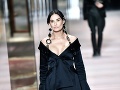 Demi Moore v úlohe modelky. 
