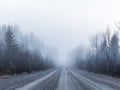 Ranné cesty opäť potrápia vodičov: Pozor si dávajte na hmlu i poľadovicu