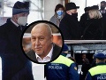 Pohreb Andyho Hryca: Zronená vdova a.... FOTO desiatky ľudí pred krematóriom kontroluje POLÍCIA!