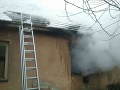 PRÁVE TERAZ FOTO Budovu zachvátil požiar: Hasiči riskovali vlastné životy, zachránili dve osoby