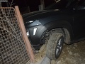 FOTO Vodič pod vplyvom alkoholu narazil do plota domu v Nedožeroch-Brezanoch