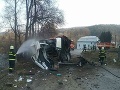 FOTO V Banskej Bystrici sa zrazil vlak s autobusom: Tucet hasičov v akcii, z miesta hlásia zranených