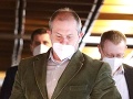 Kotleba neostal nič dlžný svojej povesti: Respirátor pod nosom a.. Poď sem, fešáčik, povedal novinárovi