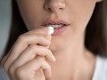 Štátny ústav pre kontrolu liečiv informuje o stiahnutí lieku na herpes z trhu