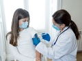 Poľsko začne budúci týždeň očkovať proti KORONAVÍRUSU deti vo veku 12 až 15 rokov