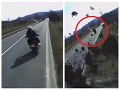 VIDEO zachytilo nebezpečnú jazdu: Motorkár to dal na chrapúňa, vytlačený kamión nemal šancu