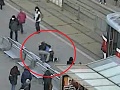 VIDEO Muž (38) si dovoľoval na revízorku v električke: Prekvapenie! Hanba pred očami desiatok ľudí