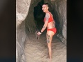 VIDEO Turistka chcela preskúmať jaskyňu na pláži: Už po pár sekundách sa otočila, odporný objav