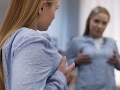 Dve matky sa vybrali do zahraničia na plastiku pŕs: Odmietli ísť do karantény, skončili na súde!