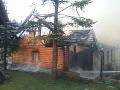 FOTO Dve desiatky hasičov zasahujú pri požiari rodinného domu v Čiernom Balogu