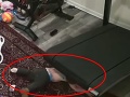 Dieťa vtiahlo pod bežiaci Dieťa vtiahlo pod bežiaci