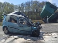 AKTUÁLNE Vážna dopravná nehoda na R2: FOTO Zrážku auta s kamiónom neprežila jedna osoba